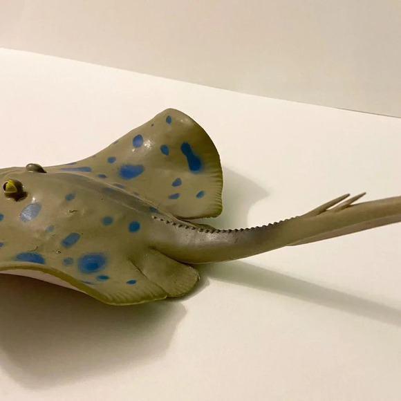 Vintage Rubber Sting Ray Manta Ray Figure 15 Inch Long Toy - Picture 5 of 11